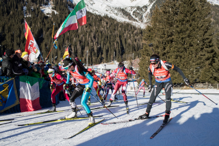 Biathlon Canada’s Megan Tandy (center, bib 11) skiing the opening leg of the women’s 4 x 6 k relay for the 2017 IBU World Cup in Antholz, Italy. (Photo: IBU/Christian Manzoni)