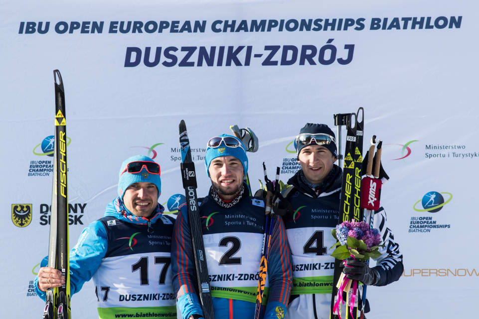 The men's pursuit podium at 2017 IBU Open European Championships on Saturday in Duszniki-Zdrój, Poland, with Russia's Alexander Loginov (c) in first, Evgeniy Garanichev (l) in second, and Latvia’s Andrejs Rastorgujevs (r) in third. (Photo: IBU)