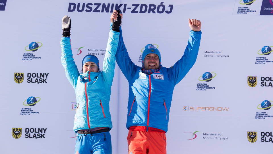 Russia’s Daria Virolaynen (l) and Evgeniy Garanichev after winning Sunday's single mixed relay at the 2017 Open European Championships in Duszniki-Zdrój, Poland. (Photo: IBU)