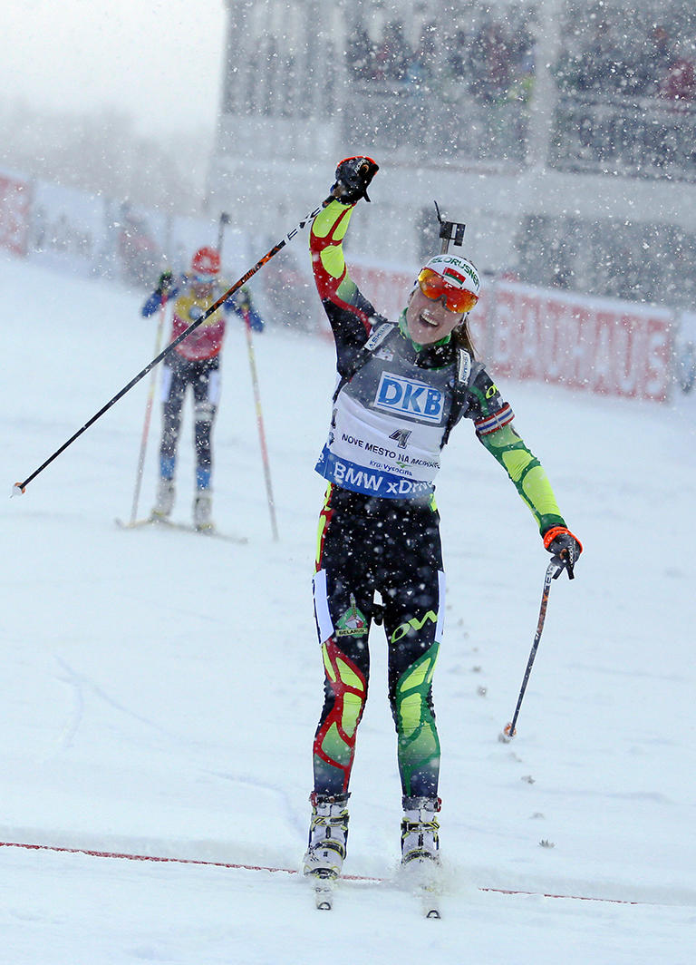 Domracheva Hangs Tough, Holds Off Mäkäräinen in Snowy Pursuit; Dunklee 18th